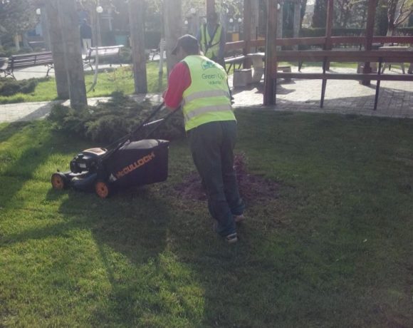 Lucrari intretinere spatiu verde Parc Primaria Voluntari
